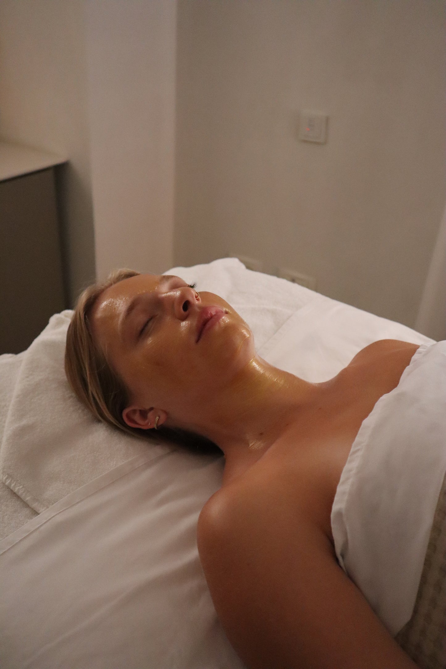 30-minute face, neck, and scalp massage + gold mask